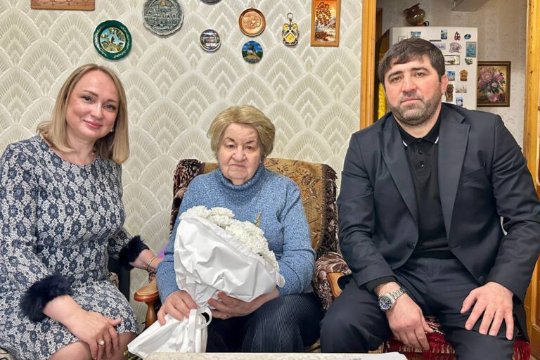 Депутаты поздравили жительницу блокадного Ленинграда