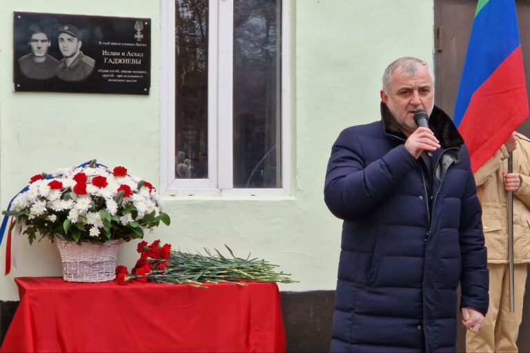 В Махачкале увековечили память братьев Асхада и Ислама Гаджиевых