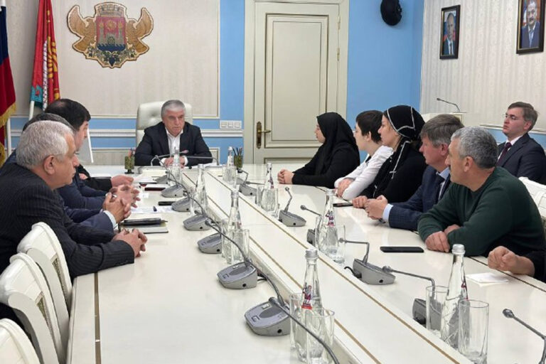Юсуп Умавов вручил государственные награды участникам СВО