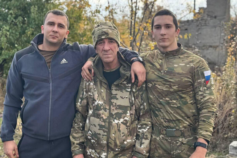 Cемья, защищающая Родину
