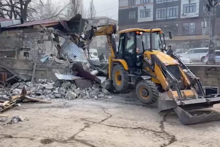 В столице Дагестана демонтировали очередной незаконно построенный объект