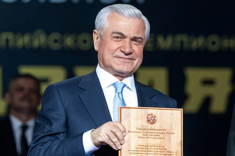 UWW отметил заслуги Омара Муртузалиева