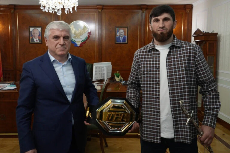 Мэр Махачкалы поздравил чемпиона UFC
