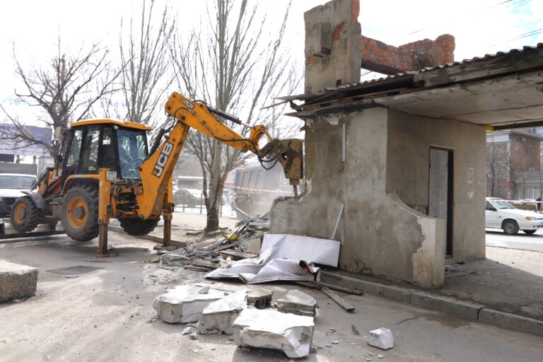 Новый современный остановочный павильон вместо заброшенного самовольно возведенного строения