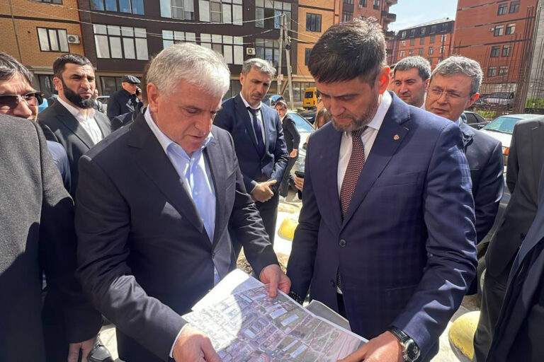 Юсуп Умавов и Петр Конюшенко осмотрели многоквартирные дома на улице Магарамкентской