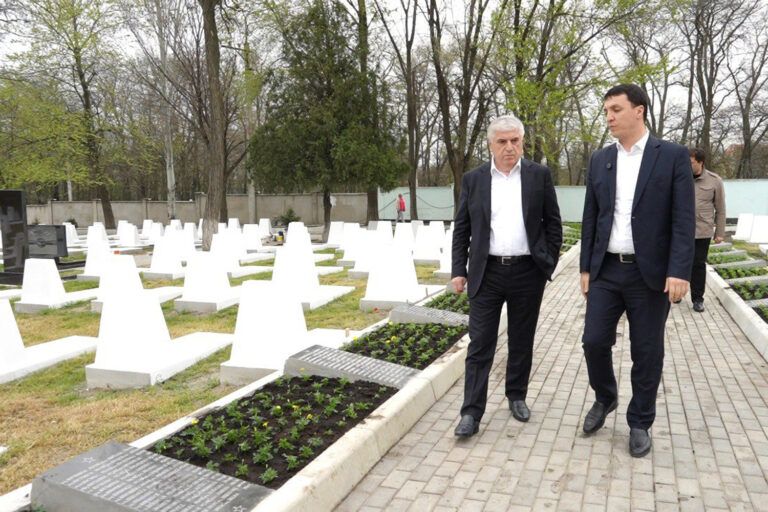 Глава Махачкалы проверил подготовку Мемориального воинского кладбища к Дню Победы