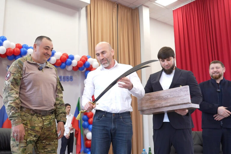 Командира батальона «Каспий» торжественно встретили в школе №49