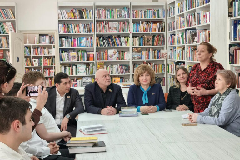 Депутаты посетили детскую библиотеку