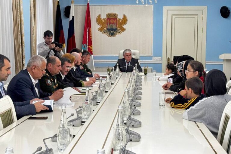 Юсуп Умавов встретился с семьями погибших военнослужащих