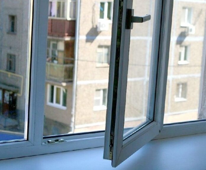 ребенок выпал