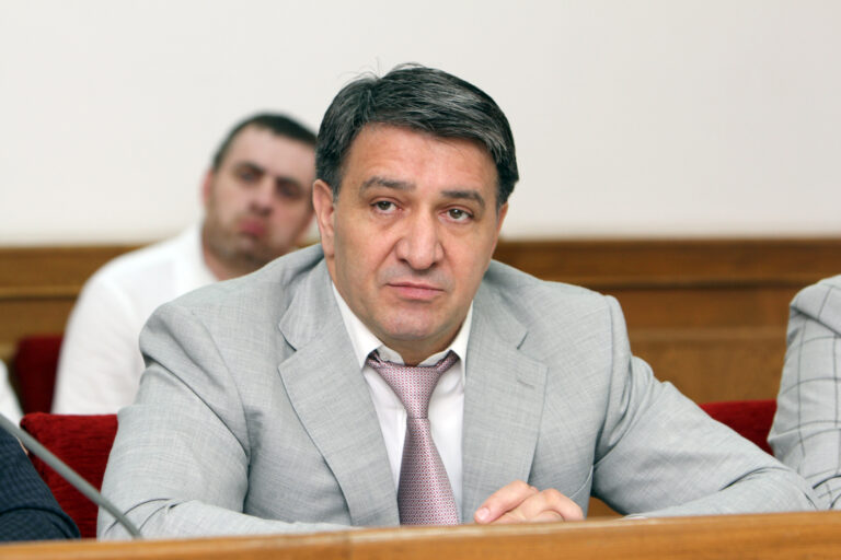 Нужно работать в одной команде