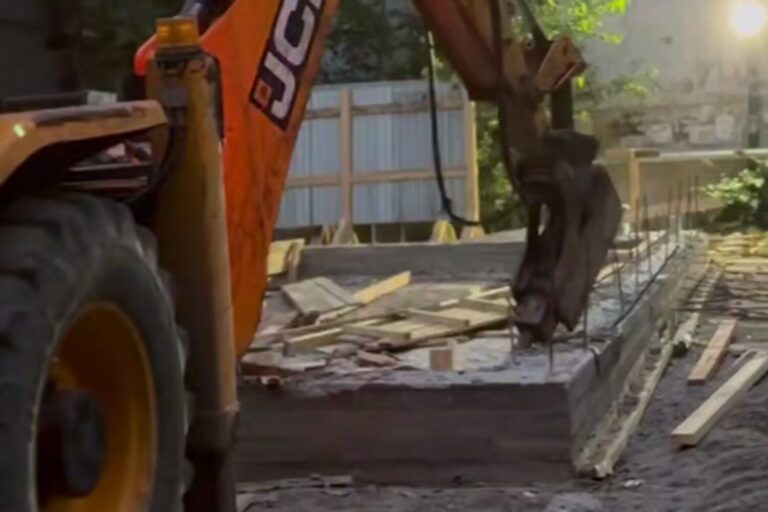 В Махачкале сносят незаконно возводимый коммерческий объект