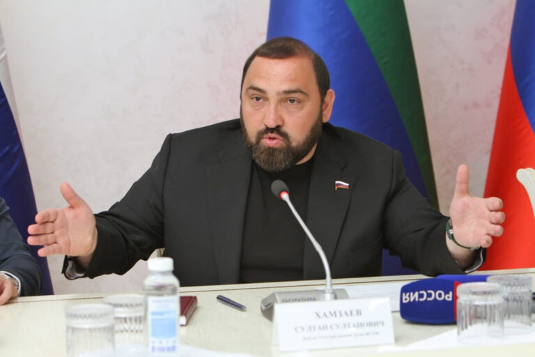 Без лишнего пафоса. Султан Хамзаев пожурил депутатов за «наливайки»