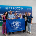 С флагом РГО