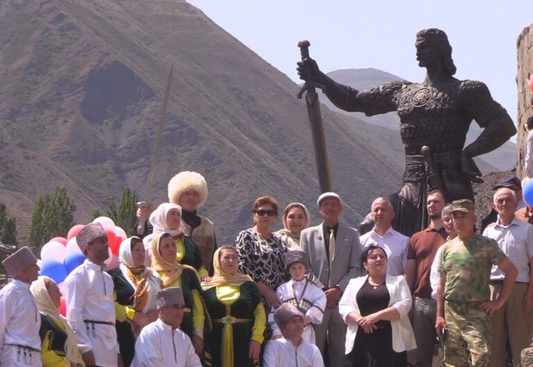 Памятник Шарвили открыли в Южном Дагестане
