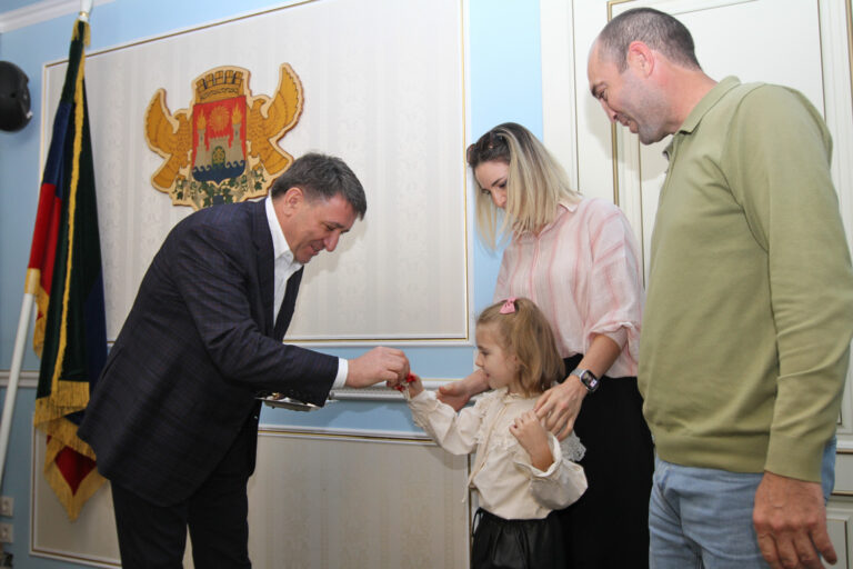 Врип главы Махачкалы вручил семьям ключи от квартир
