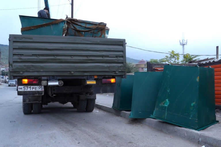 В Махачкале продолжается замена мусорных контейнеров