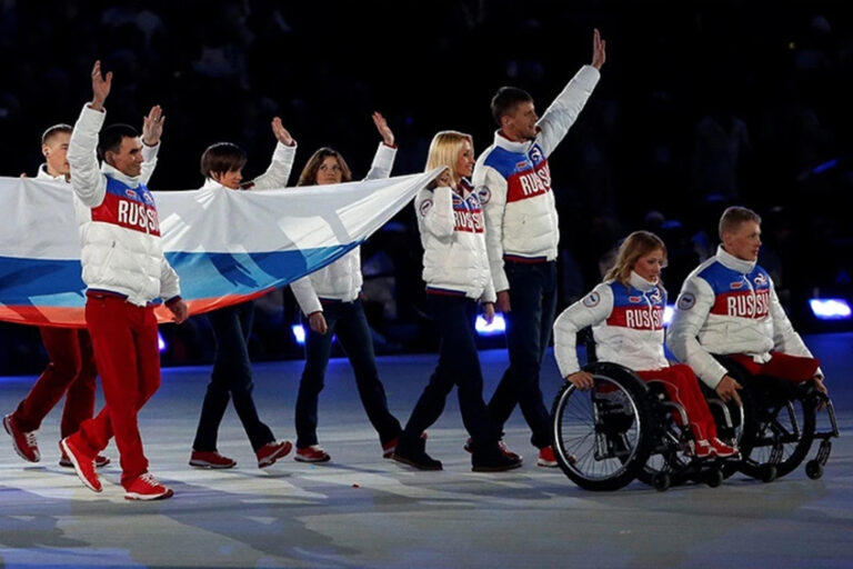 Лед тронулся: россиянам вернули флаг и гимн