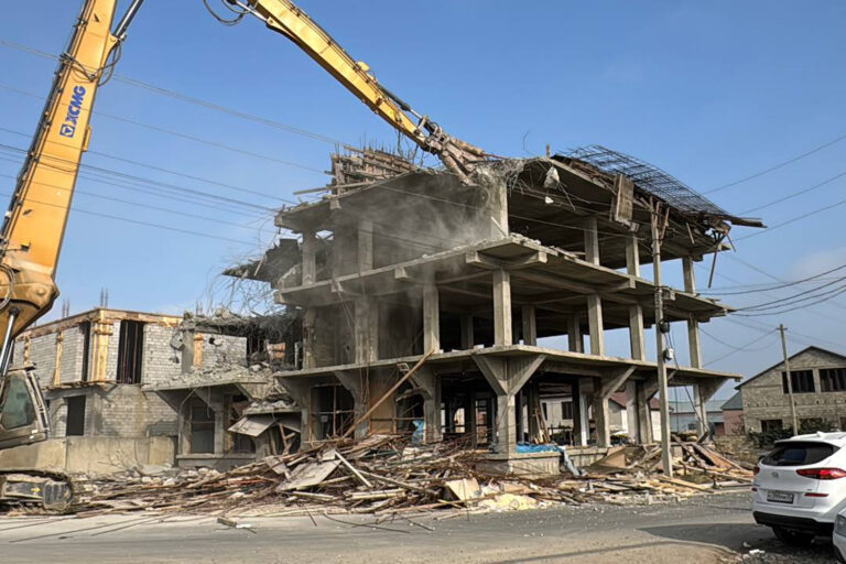 В Махачкале принудительно сносят самострой