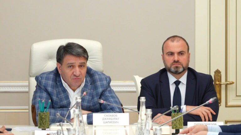 Глава города провел рабочую встречу с руководителем Управления Росреестра по РД