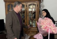 В Махачкале поздравили вдову героя СВО с Днём матери