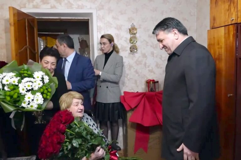 Блокадницу Ирину Сухомлинову поздравили с юбилеем