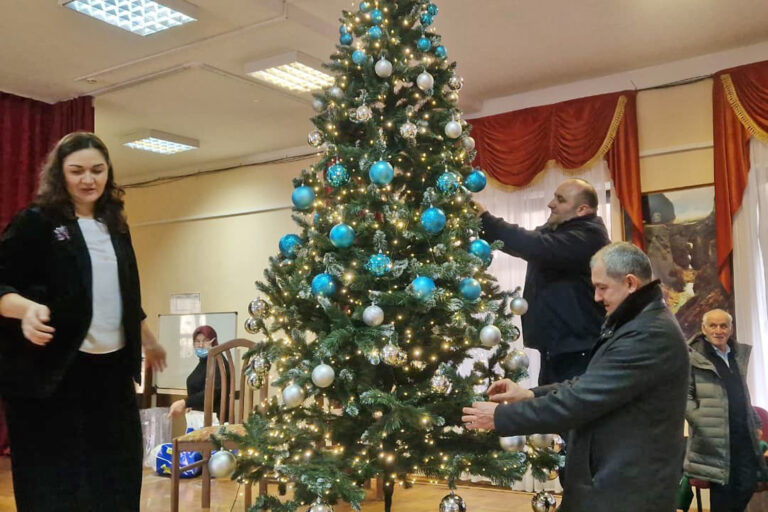 Депутаты организовали праздник для детей