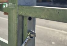 На улице Имама Шамиля в Махачкале ставят пешеходные ограждения для безопасности