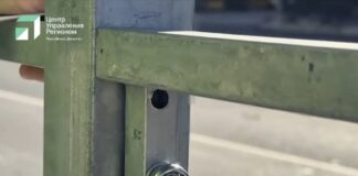 На улице Имама Шамиля в Махачкале ставят пешеходные ограждения для безопасности