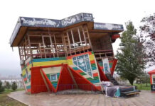 В Махачкале демонтируют «Дом вверх дном»