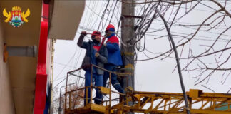 В Махачкале убрали аварийный столб