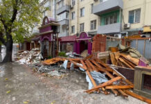 Владелец Гамбита в Махачкале добровольно демонтирует незаконную конструкцию