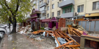 Владелец Гамбита в Махачкале добровольно демонтирует незаконную конструкцию