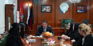 Глава Махачкалы Джамбулат Салавов встретился с семьями военнослужащих, погибших в ходе СВО