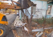 В Махачкале муниципальные службы продолжают демонтаж незаконных ограждений