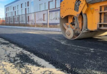 К новой школе в Махачкале идет укладка асфальта