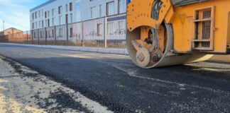 К новой школе в Махачкале идет укладка асфальта