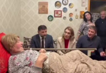 Мэр Махачкалы Джамбулат Салавов подарил блокаднице новую кровать и бытовую технику