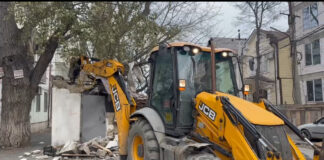 В Махачкале продолжается демонтаж незаконных строений
