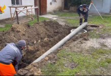 В Махачкале по обращению граждан заменили старую канализационную трубу