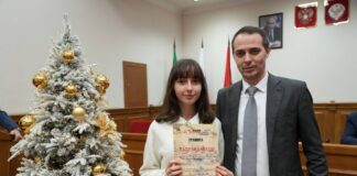 В администрации Махачкалы вручили сертификаты участникам детского конкурса «ВОВеки СВОи»