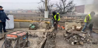 В Махачкале ремонтируют деформационный шов на путепроводе по улице Каммаева