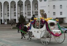 Дед Мороз и Снегурочка прокатятся по Махачкале на карете