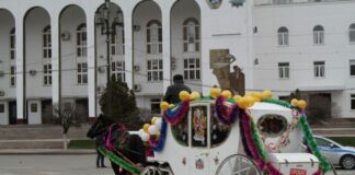 Дед Мороз и Снегурочка прокатятся по Махачкале на карете