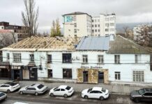 В Махачкале после сноса самостроя начался капремонт кровли и фасада многоквартирного дома