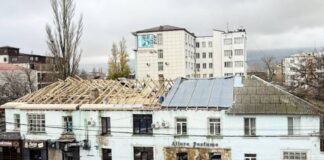 В Махачкале после сноса самостроя начался капремонт кровли и фасада многоквартирного дома