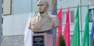 В Махачкале открыли памятник Герою России Тулпару Мусалаеву