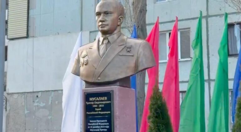 В Махачкале открыли памятник Герою России Тулпару Мусалаеву