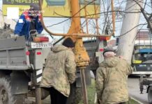 Опоры освещения выравнивают в Махачкале после обращений горожан