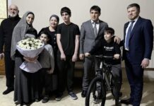 Заместители мэра Махачкалы исполнили новогодние мечты детей в рамках «Ёлки желаний»